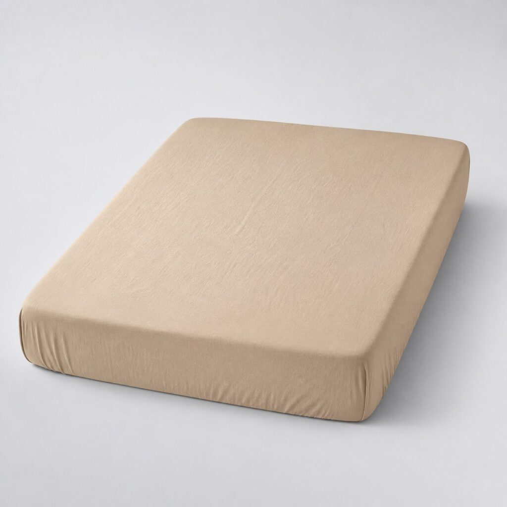 Drap-housse beige sable tendu sur un matelas 140 x 200
