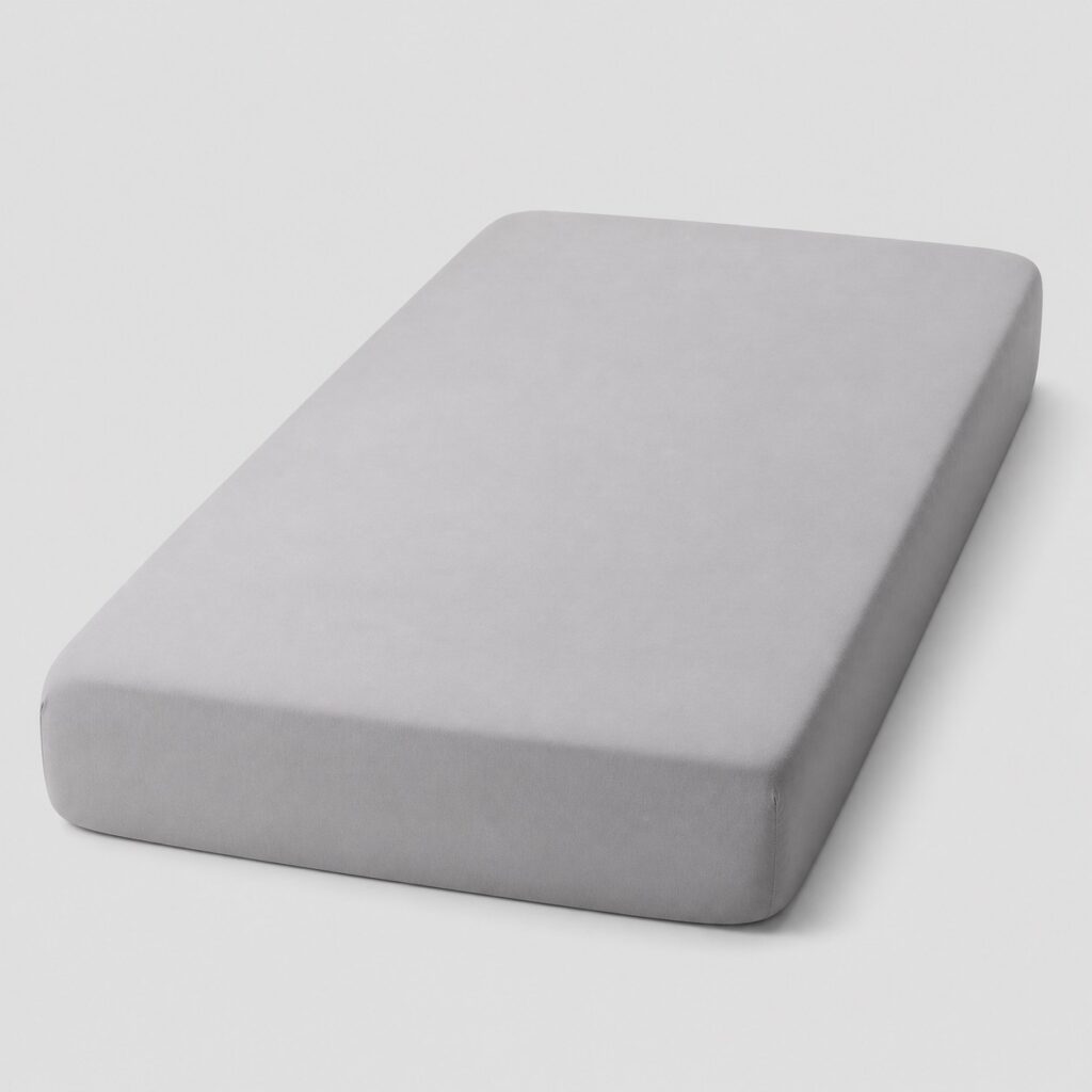 Drap-housse gris perle tendu sur un matelas de 120 x 190
