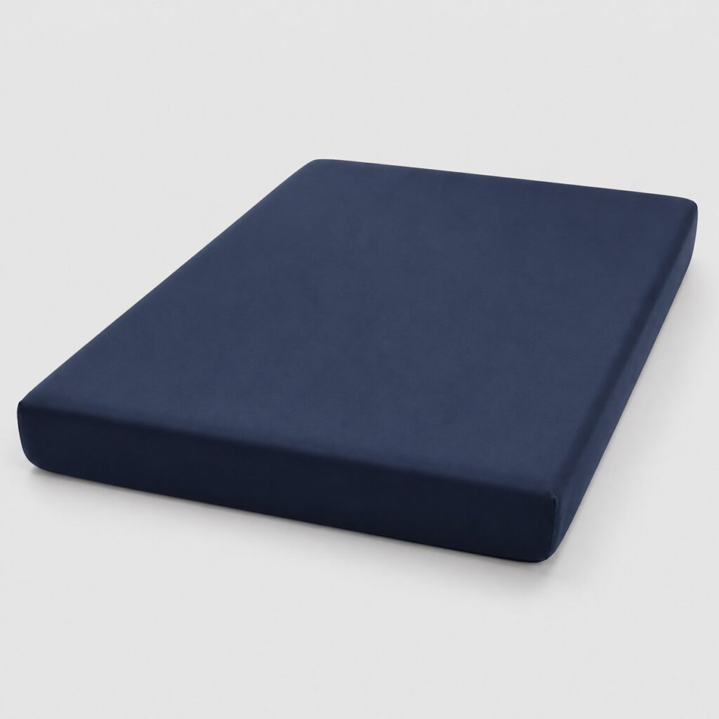 Drap-housse bleu nuit tendu sur un très grand matelas deux places