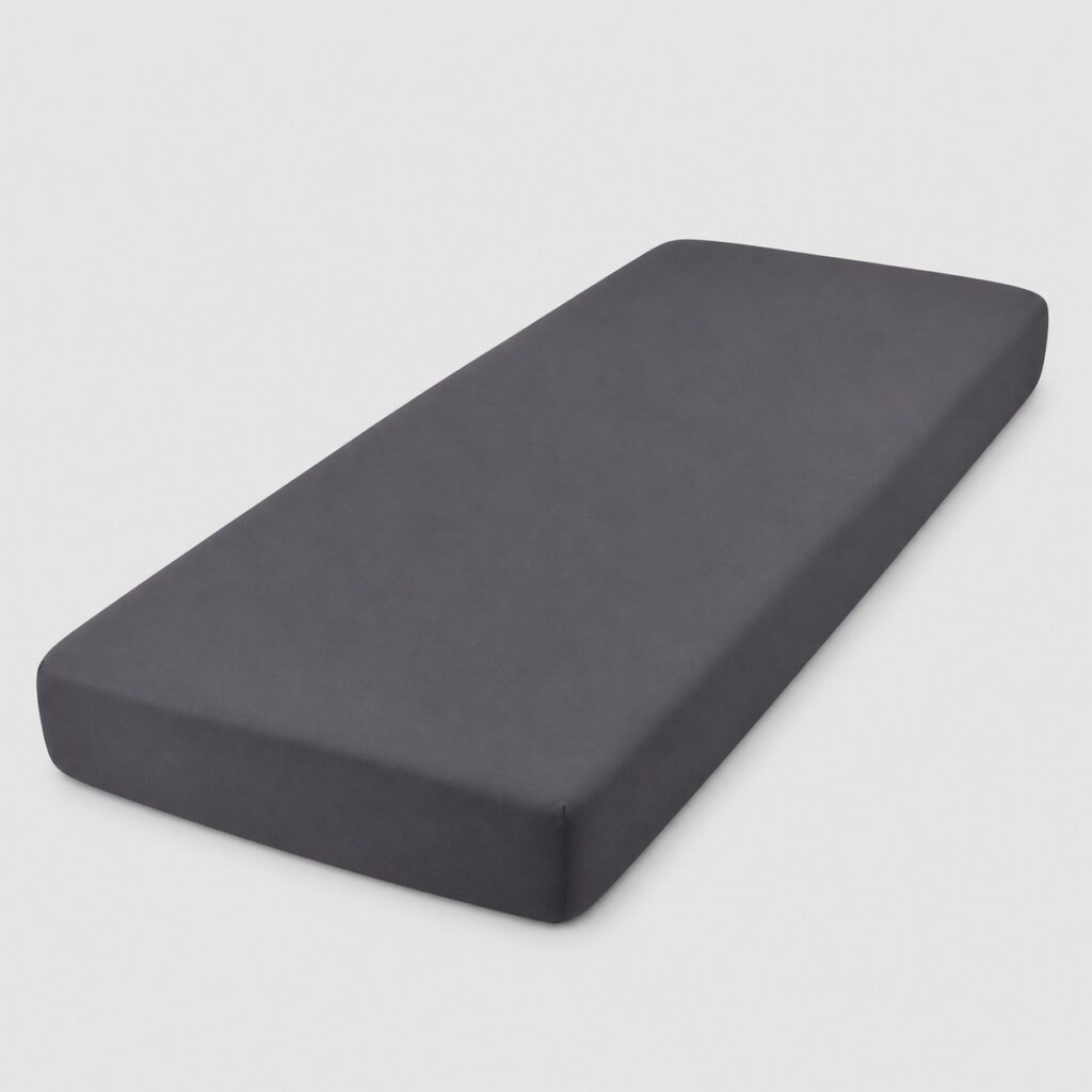 Drap-housse gris anthracite tendu sur un matelas 80 x 200
