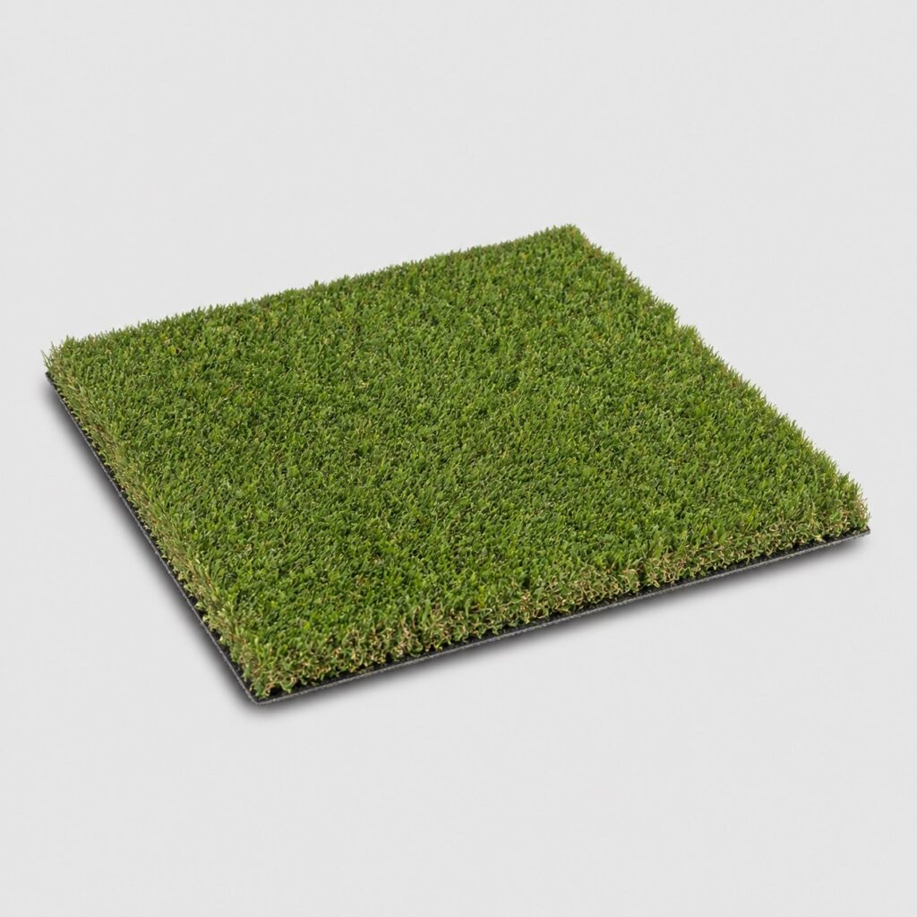 Gazon synthétique à fibres traitées anti-UV sur fond gris clair