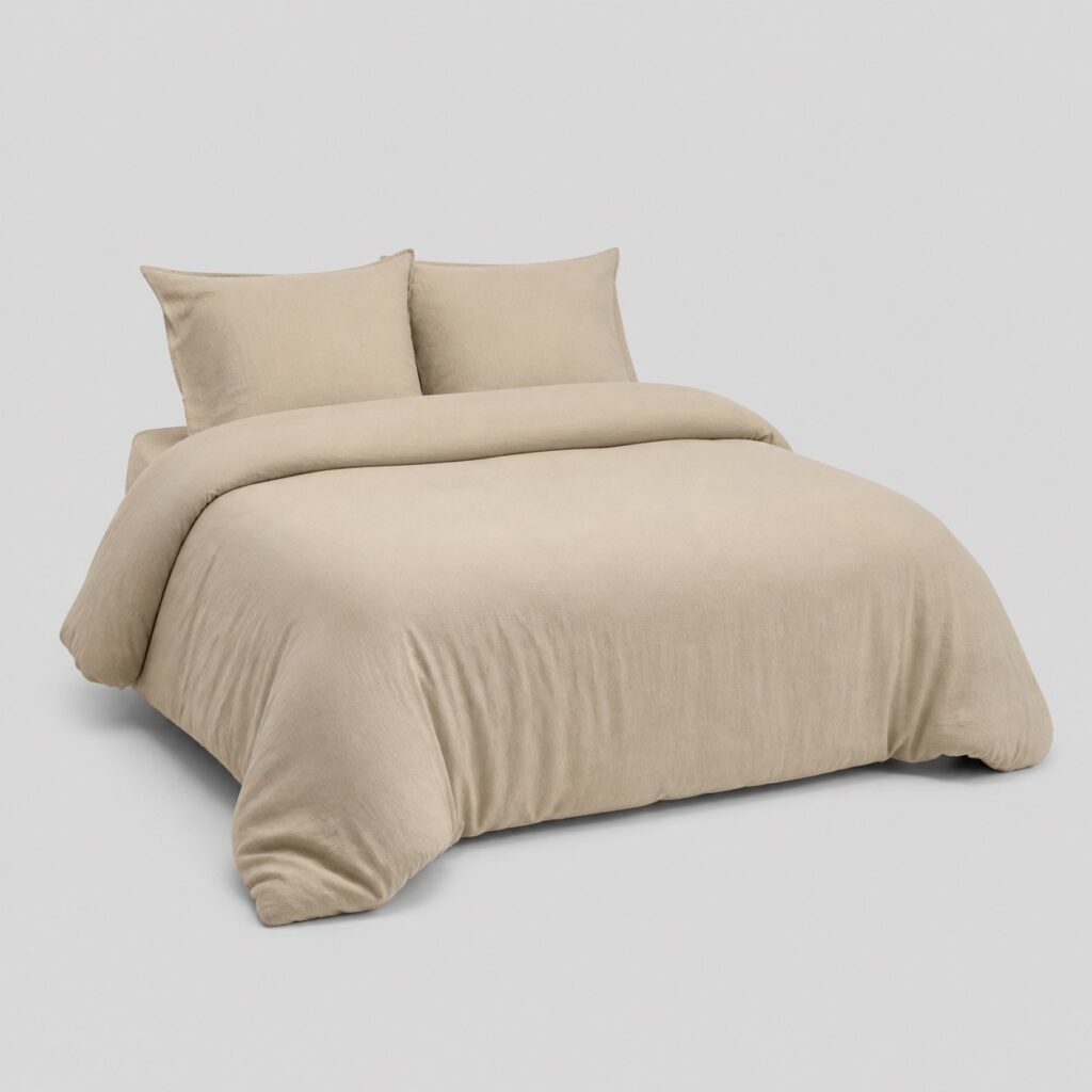 Parure de lit beige pour couchage deux personnes sur fond clair