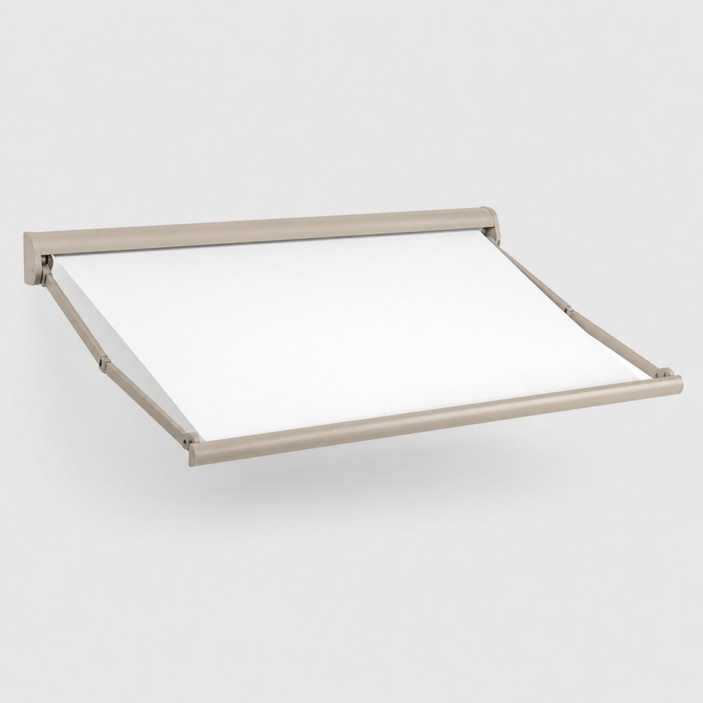 Store banne à grande avancée sur fond gris clair