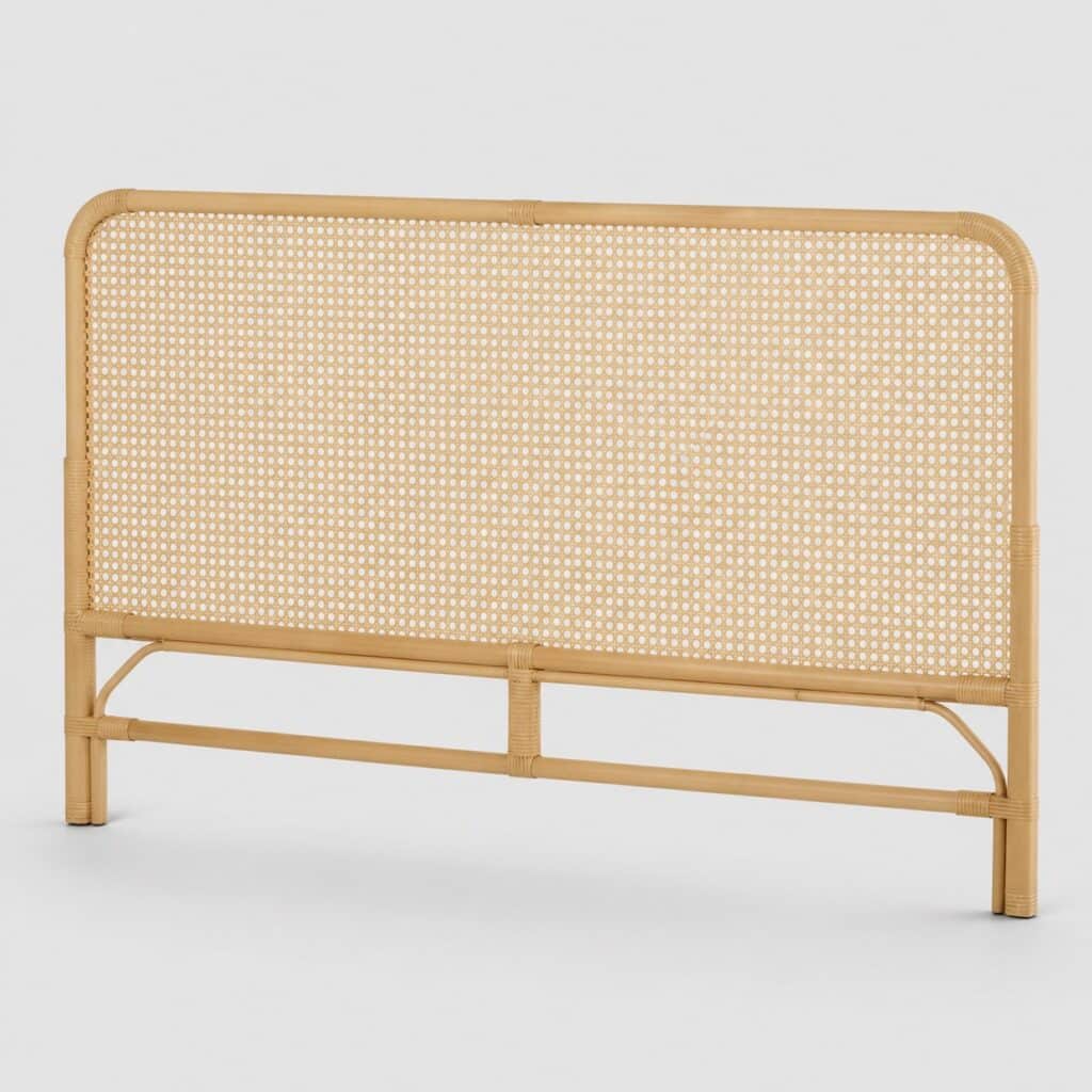 Tête de lit en rotin tressé beige naturel sur fond gris clair