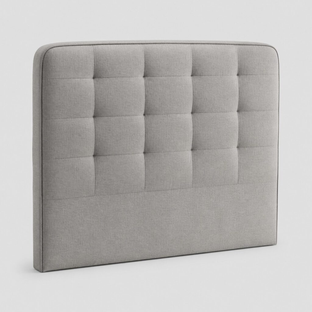 Tête de lit rembourrée en tissu gris clair sur fond gris clair