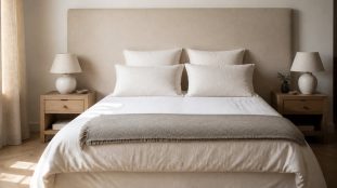La largeur, la hauteur au-dessus du matelas et la profondeur décident du confort et de la place perdue au sol. Voici com