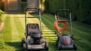 Le choix entre une tondeuse thermique et une tondeuse électrique ne se joue pas sur le moteur, mais sur la surface, le r