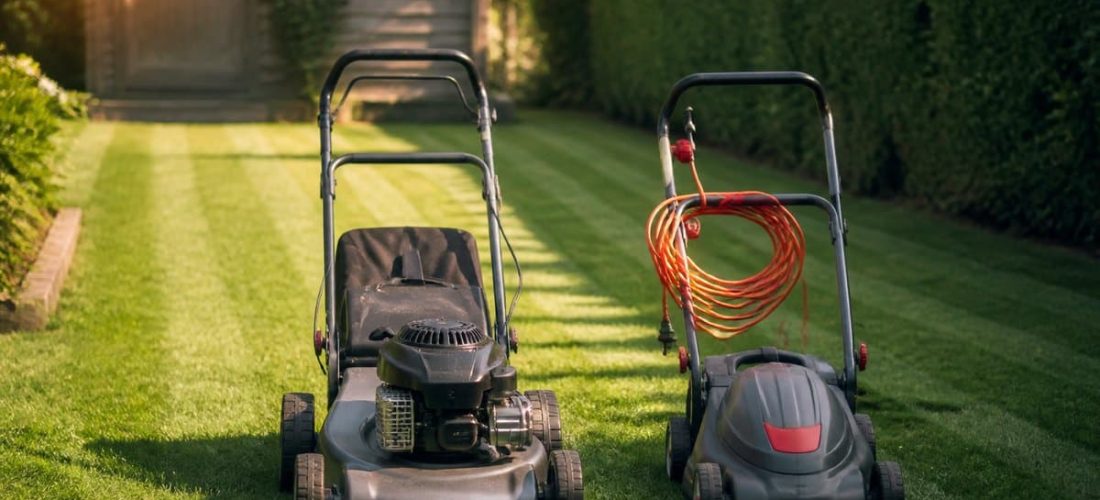 Le choix entre une tondeuse thermique et une tondeuse électrique ne se joue pas sur le moteur, mais sur la surface, le r